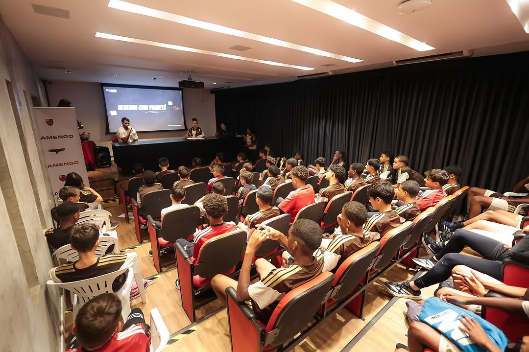 Hoje vivi um momento mágico falando um pouco da minha trajetória com o sub 11 e sub 13 do Flamengo, feliz em compartilhar com essa mlkada um pouco do que vivi da base até o momento atual da minha carreira! Desejo todo…