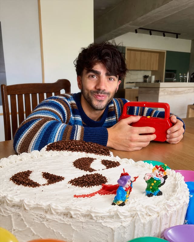 Feliz cumple para mí 🎂 Recreé mi foto favorita de niño :) Creo que él estaría muy feliz de verme hoy 🩵