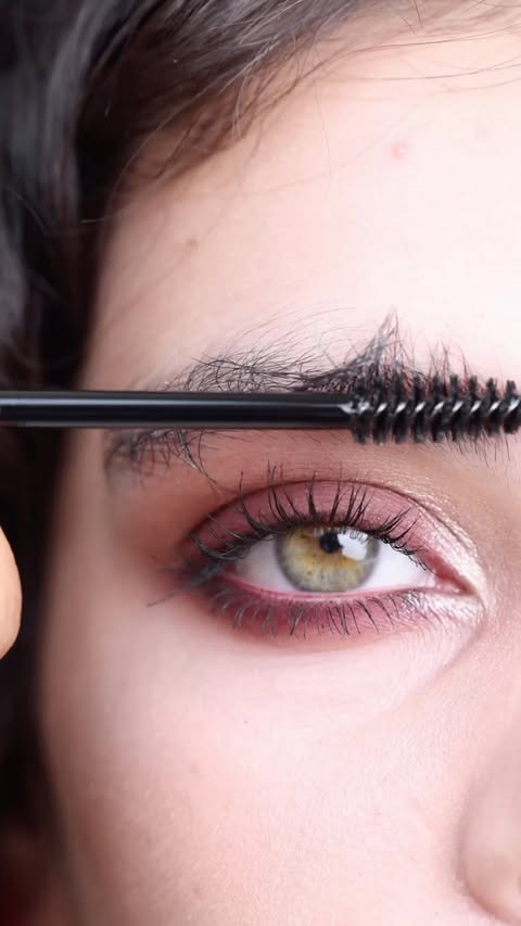 Llegó octubre y con él nuestros tonos favoritos para esta temporada, con nuestro set de sombras Destino como protagonista 🍂❣️ ¿Qué color no puede faltar en tu maquillaje de otoño? Te leemos 👇