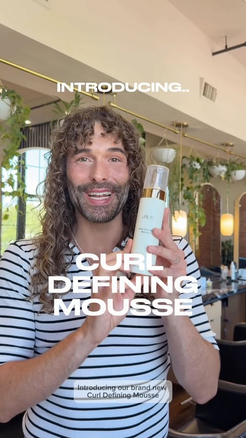 Curl Mousse creates a soft, flexible cast for plump, bouncy definition that lasts 72 hours, no flakes, no stiffness, no crunch. Infused with chia, linseed, and marshmallow root extract, it hydrates and defines while p…