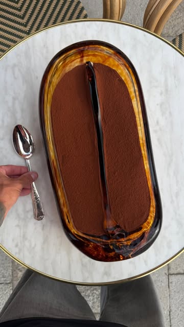 Très fier de vous annoncer une nouvelle adresse en Italie, impossible de ne pas vous faire un tiramisu… Et puisqu’on est à @airellesvenice, je ne pouvais pas le faire ailleurs que sur une gondole 🛶 #cedricgrolet #air…