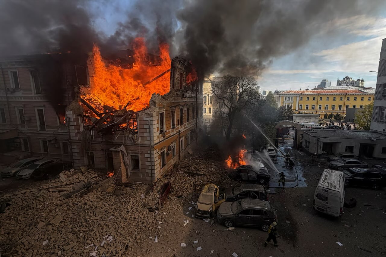 Rusia atacă Ucraina non-stop. Noaptea trecută și azi dimineața, orașe și comunități din întreaga țară au fost supuse loviturilor aeriene, iar oameni nevinovați și-au pierdut viața. La Kyiv au fost bombardate Academia …