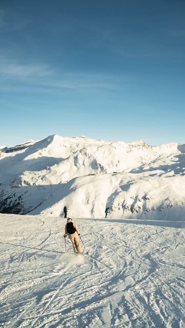 Sand between your toes or snow under your boots? Fresh fruit by the pool or hot chocolate by the fire? Salty sea air or crisp mountain air? Hard choices for sure, so might as well do both 😉 Passer l’été les pieds dan…