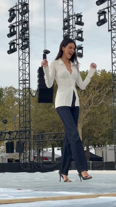 From Milan to Paris: @kendalljenner stepped out for rehearsals of the return of L’Oréal Paris’ iconic Le Défilé show at the Eiffel Tower.