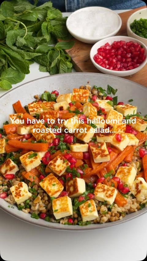 HALLOUMI, ROASTED CARROT & BROWN RICE SALAD ✨ Anyone who knows me, knows that I LOVE halloumi. Paired with roasted carrots and brown rice, this is honestly my dream salad. We’ve added lentils to bump up the fiber and …