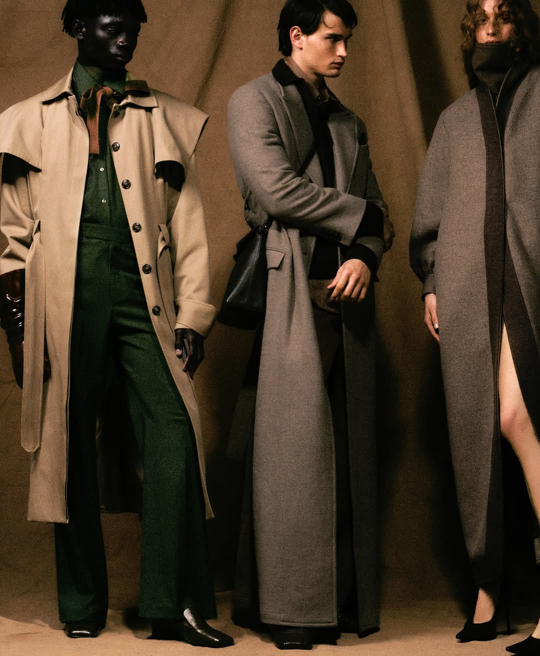 Trench Coat Horácio e Overcoat Ambrósio disponíveis no site e nas lojas.