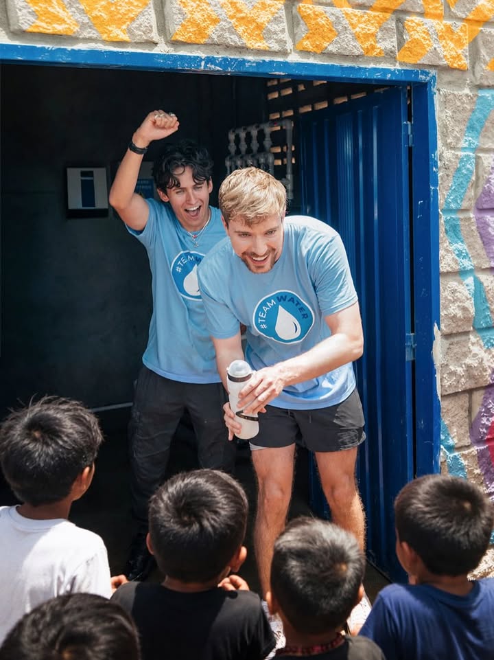 Dirían que es raro que fotos de la nada puedan cobrar vida? Pues el #HONOR600 puede hacer eso con su función Imagen a video… Lo hice con la foto cuando colaboramos con Mr Beast, cuando le dimos luz a una escuela enter…