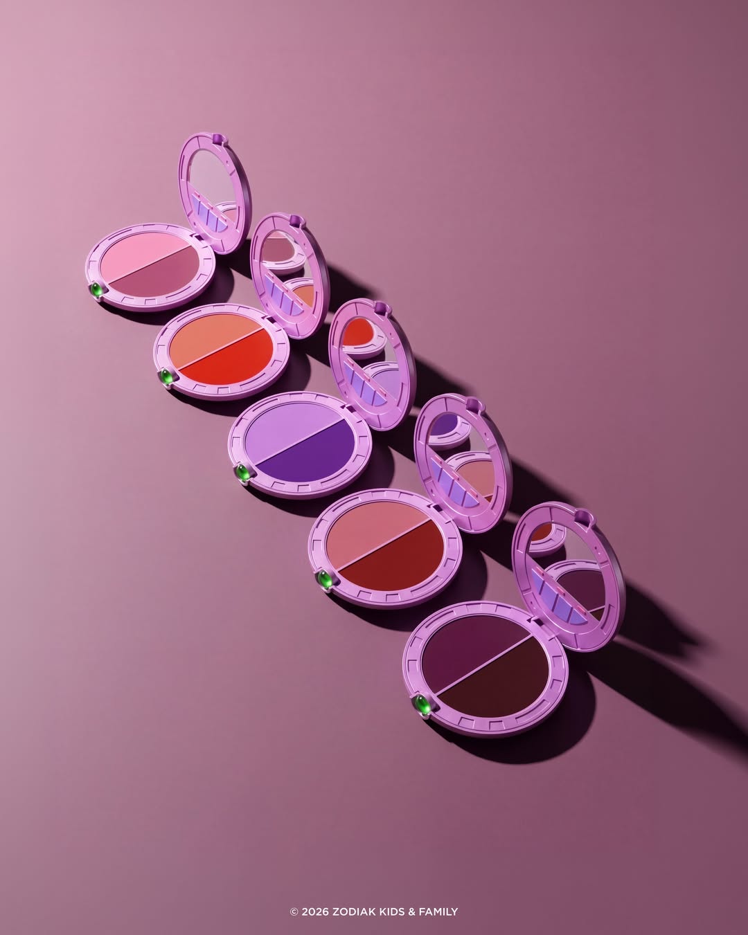 🇫🇷 Martine ne refuse aucune mission, encore moins quand c’est sa bande de Spies qui la lui assigne. 👀 Retrouve le Compoudrier Forever Iconic ainsi que 5 NOUVEAUX DUO en précommande sur www.martinecosmetics.com jusq…