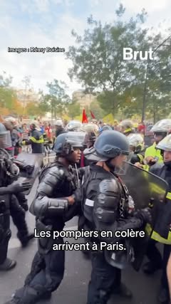 L’arrivée des pompiers en colère à Paris pour dénoncer le manque de moyens. Images @remybuisine à Bastille.