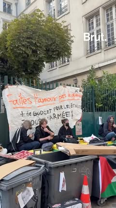 Devant le blocus d’un lycée à Paris, un concours de pompes entre un lycéen et un policier.