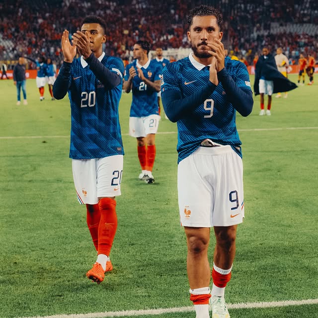 On continue💙🤍❤️