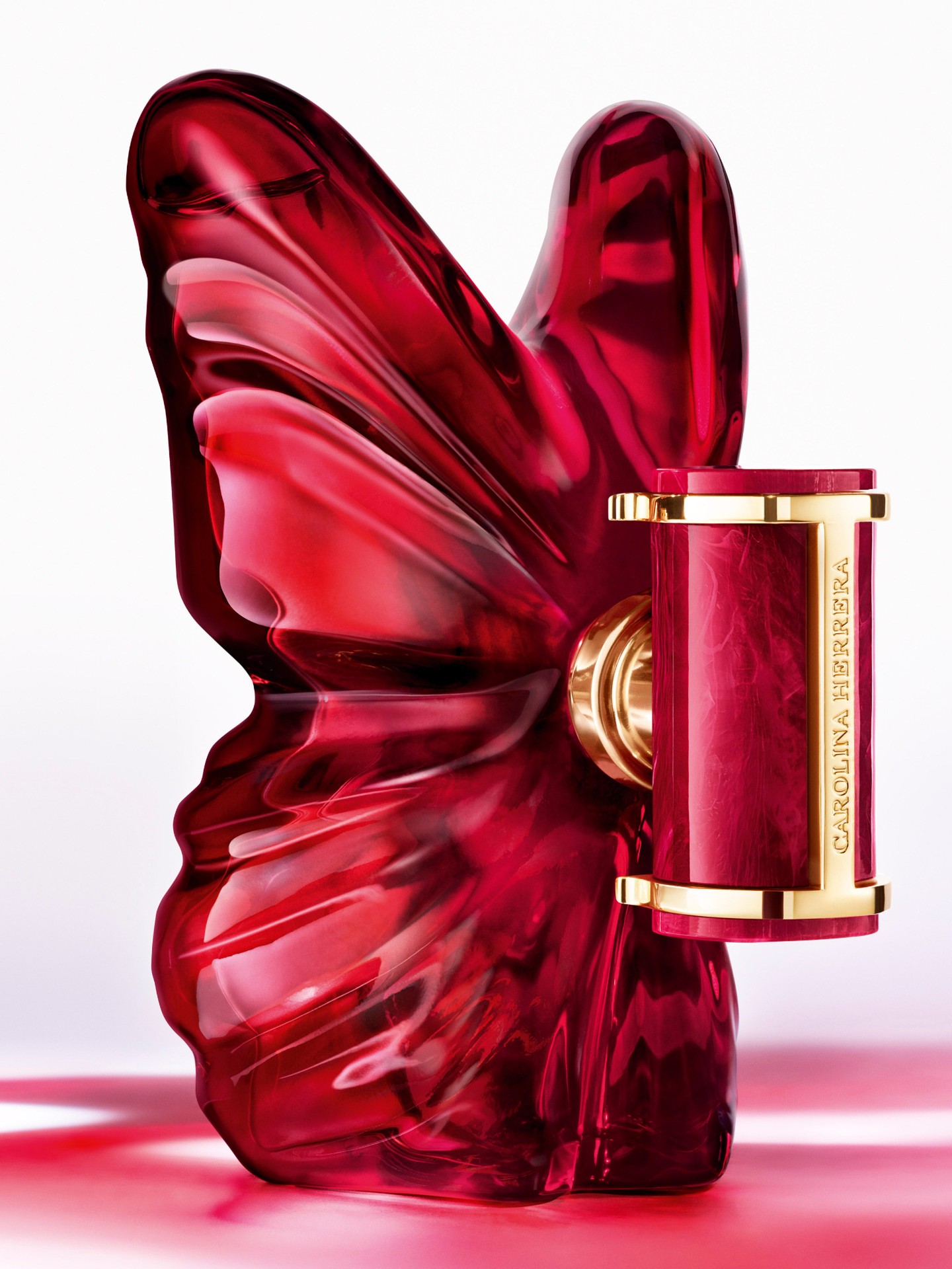 A new expression of La Bomba, revealed in a dramatic berry red hue. Crafted in glass and crowned with the iconic Insignia cap, La Bomba Intensa transforms its signature butterfly silhouette into its boldest statement …