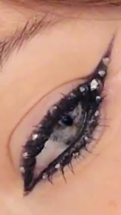 You know our Face Gems, but do you know why @donni.davy created them? 👀✨ After seasons of individually gluing rhinestones onto faces in the Euphoria makeup trailer, Donni wanted something better: beautiful, high-impa…