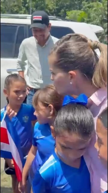 Hoy durante mi ruta por las islas del Pacífico me detuve en una escuela donde saludé estudiantes de la zona.