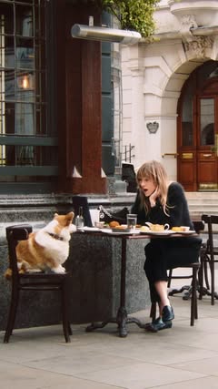 Table for two! @SukiWaterhouse orders a few pub classics in London during our Fall 2026 campaign. Directed by @PhilppPaulus