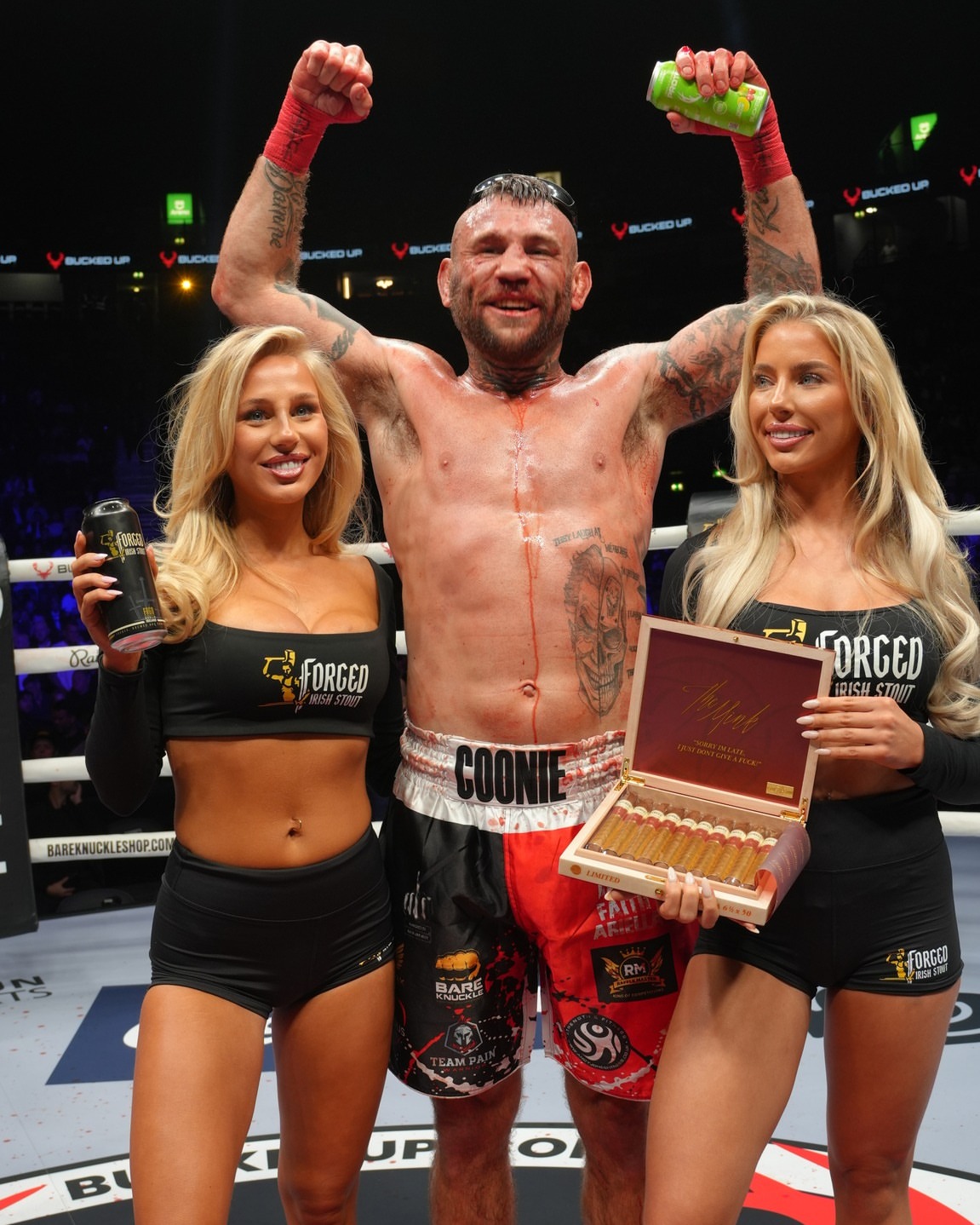 They hadn’t even taken the wraps off and the Notorious cigars were already out. A Notorious night at @bareknucklefc Manchester, with @forgedirishstout in hand and the full collection making the rounds. The OG, Crème d…