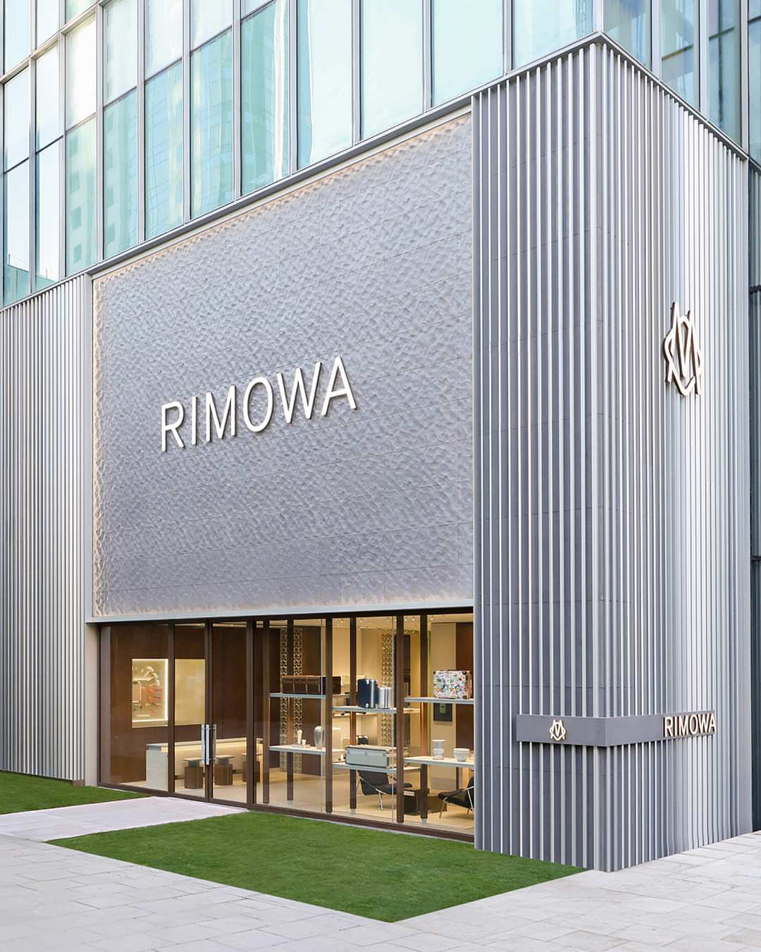 Doors open in Shanghai. RIMOWA’s first flagship in China brings the Maison’s heritage into a new architectural setting. Inspired by German industrial design and RIMOWA's own craft, every detail considers the relations…