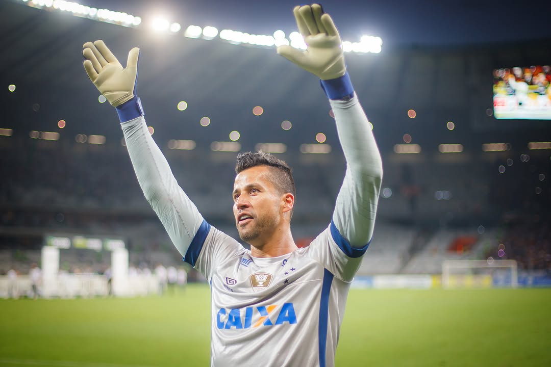 Hoje o goleiro Fábio, multicampeão e atleta que mais vezes vestiu a camisa do Cruzeiro, com 976 jogos, celebra 46 anos de vida! 🧤🎂 Desejamos muitas felicidades e saúde, ídolo! 💙 📸 Vinnicius Silva