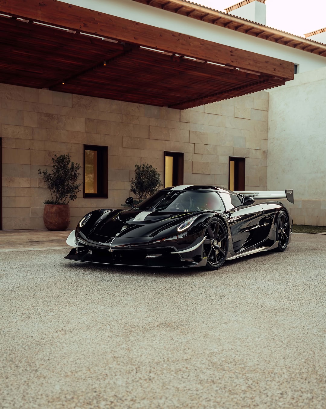 Purpose in every detail. Sadair’s Spear is engineered with a singular focus on track performance. With 1,625 hp, a curb weight of 1,385 kg and an aero package generating 850 kg of downforce at 250 km/h, every element …