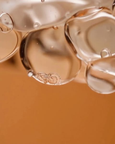 The Flashy One Hair Oil, 9 benefits, 10/10 hair 🎯 Give your hair that finishing touch of ✨shineee✨ with The Flashy One! Made with our reparative bi-phase formula to give you multitasking results in just one product. …