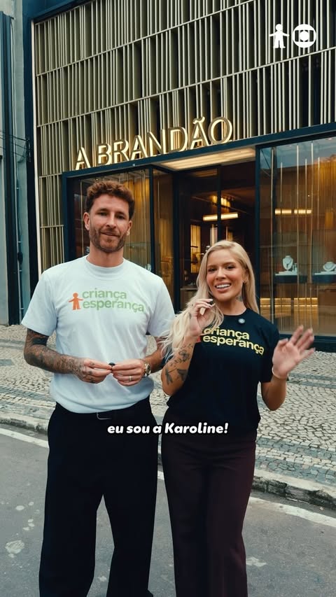 A @karolinel entrega look, carisma, solidariedade e ainda trouxe o nosso amado Karolino, @leopereira4, para o #CriançaEsperança. ❤️😂✨