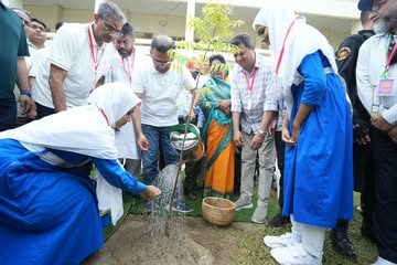 ফেনীর ফুলগাজীতে বেগম খালেদা জিয়া মহিলা কলেজ প্রাঙ্গণে বৃক্ষরোপণ। কলেজের শিক্ষার্থীদের সঙ্গে মতবিনিময় ও তাদের উদ্দেশে বক্তব্য প্রদান। পড়াশোনার পাশাপাশি খেলাধুলা ও সহশিক্ষা কার্যক্রমে অংশগ্রহণের জন্য শিক্ষার্থীদের উৎসাহ…