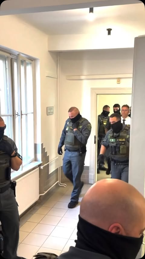 Orbán Viktor második minisztere, Hankó Balázs fideszes képviselő is megérkezett a bíróságra.