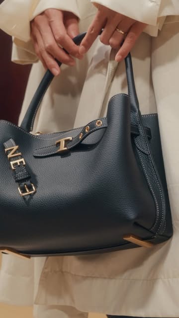 Highlights from the Tod’s Spring-Summer 2027 Women’s Fashion Show. Brand Ambassadors, friends of the House, and the expert gestures of Tod’s artisans came together around a collection that celebrates a distinctly Ital…