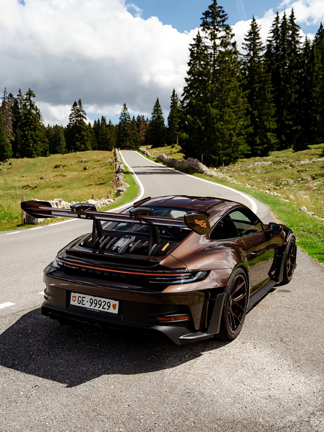 Today’s coffee menu comes with four wheels. Happy International Coffee Day. Swipe to pick your brew ➡️ 🤝 @porsche.ch @itisardi @drivn.ch @billdesigns @mitchrossphotography @calgaryhomes @nielskeekstra @dkd201802 @the…