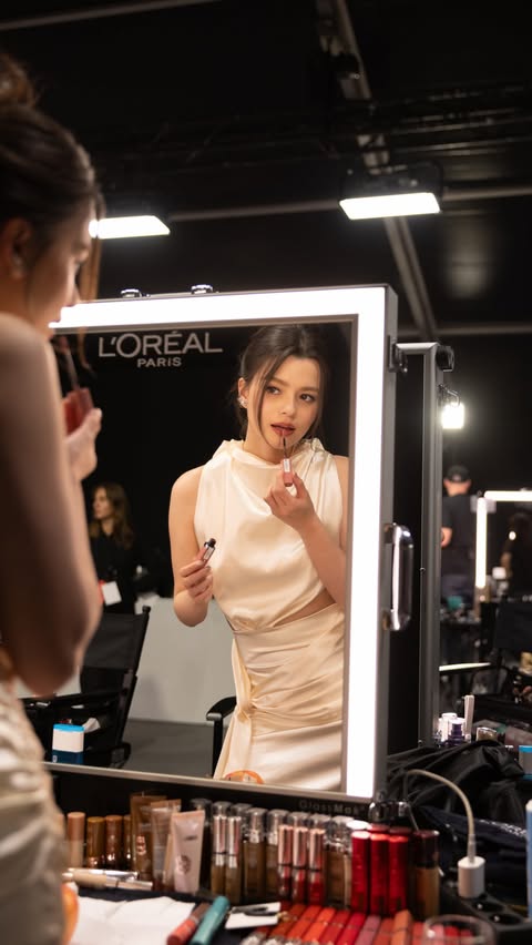 Effortlessly fresh skin, subtly defined eyes. Step behind the scenes at Le Défilé 2026 with L’Oréal Paris Global Makeup Artist @harold_james as he reveals the secrets and Parisian artistry behind @beccca’s runway glam…