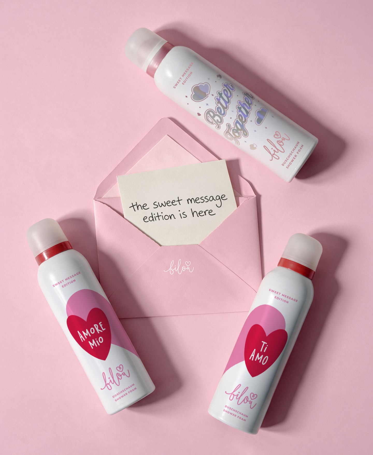 💌 Sie ist endlich da: Unsere neue Sweet Message Edition 🥹 – und sie steckt voller Liebe. 💕 Drei Designs, ein gemeinsamer Duft: süße Vanille trifft auf fruchtige Beeren. 🫐Einfach ein Duft zum Verlieben. 🥰 Better T…