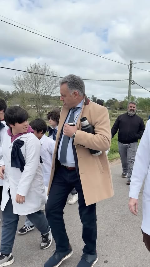 Me gusta pasar por las escuelas cuando recorro el país. Siempre hay algo que hace especial los encuentros y esta vez me encontré con dos alumnas de cuando era docente. En Aguas Corrientes me recibieron con una foto de…