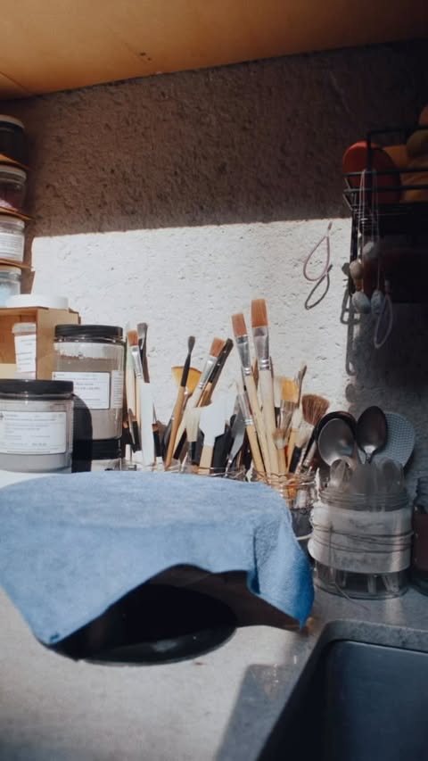 Galeria Mondepars apresenta: Lygia Moritz. Ceramista. “O que me movimenta é o aprendizado. Você tá aprendendo o tempo inteirinho… todos os dias que eu acordo, começo a trabalhar, eu to aprendendo alguma coisa. E é iss…