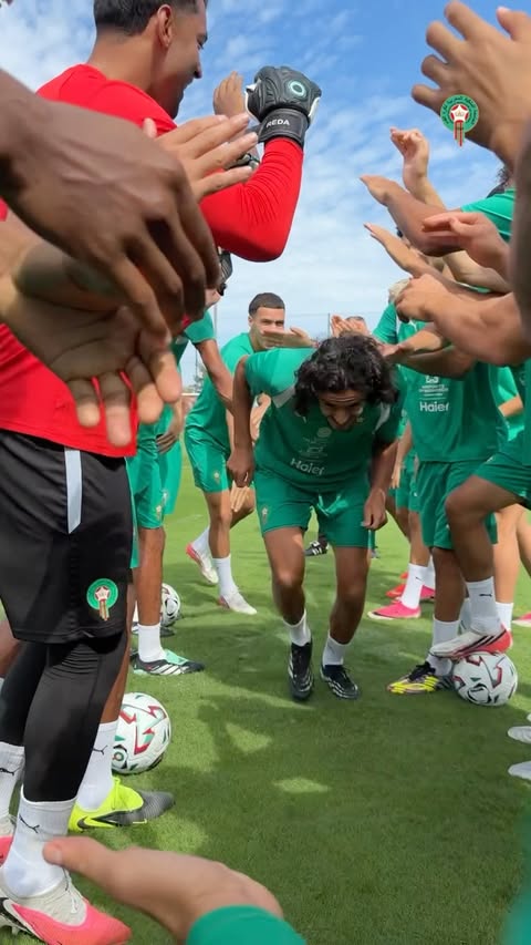 احتفال خاص بعيد ميلاد أيوب بوعدي في التداريب 🎂 A special birthday moment for @ayyoub.bouaddi at training 😄 #DimaMaghrib 🇲🇦