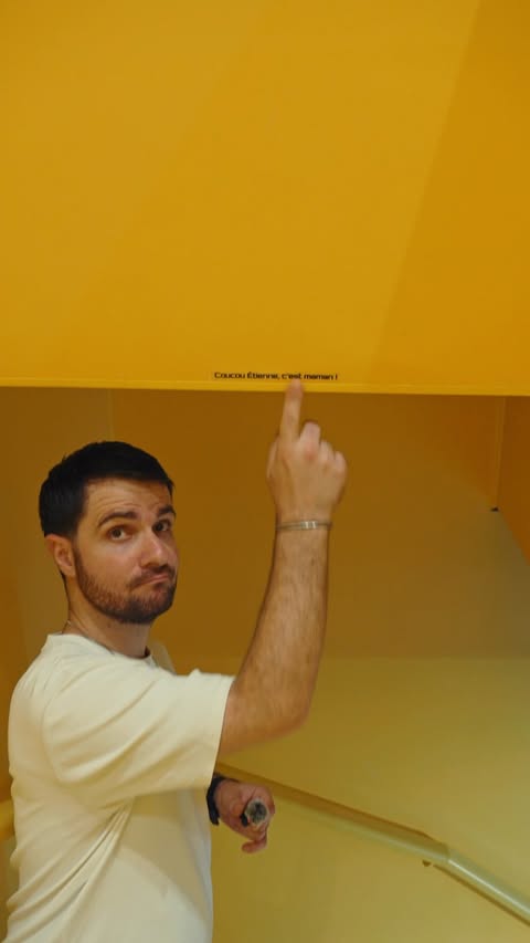 COUCOU ÉTIENNE, C’EST MAM… Bon, la déco de notre premier resto physique, vous l’aurez compris, elle est dingue. 🤩 Mais au-delà de la déco, on s’est aussi amusés à cacher des petites refs à la chaîne absolument PARTOU…