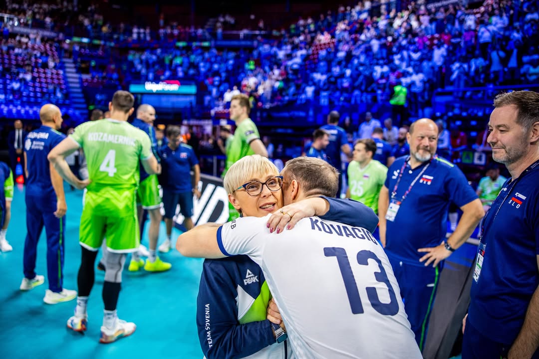 Ni se izšlo za medaljo, a četrto mesto v Evropi je rezultat, na katerega smo lahko ponosni. 🇸🇮🏐 Skozi celotno prvenstvo smo čutili, koliko borbenosti in energije ste pustili na igrišču. Še enkrat ste dokazali, da S…