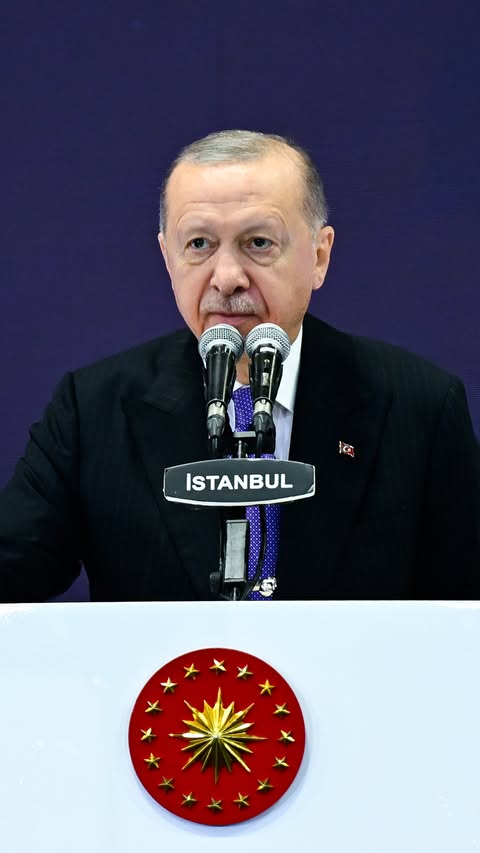 Birleşmiş Milletler Genel Kurulu, insanlık ittifakının temsilcisi olarak savaş suçlularına hak ettikleri cevabı vermiştir. Diplomatik heyetlerin salonu terk ederek sergiledikleri ilkeli tavır, soykırım şebekesinin yüz…