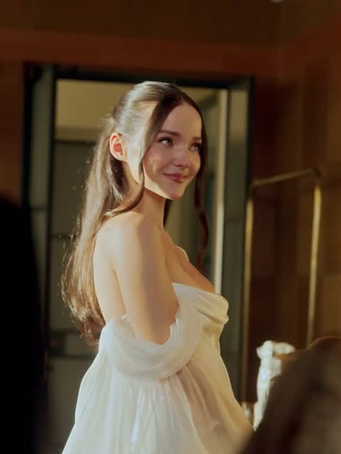 There's nothing better than the mom and grandma stamp of approval. Days ahead of walking down the aisle to marry @DamianoDavid, @DoveCameron brought Vogue along to Rome for her #FinalFitting of her custom @MaisonValen…