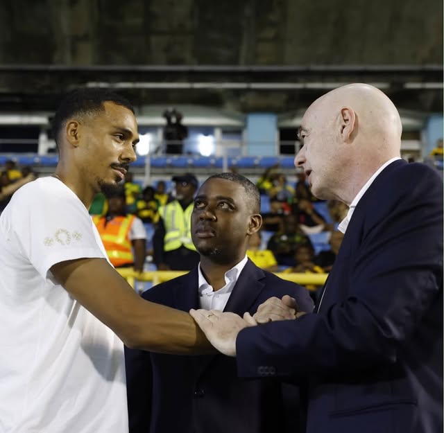 Ce n’etait encore qu’un échange. Mais certaines poignées de main portent déjà la force d’une promesse. Chers dirigeants des plus hautes instances du football mondial, Haïti ne demande pas seulement à rejouer à Sylvio-…