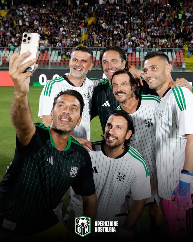 Sembra Berlino, ma è Ancona 🏆 Vent’anni dopo al Raduno di Operazione Nostalgia un selfie Mondiale con sei eroi del 2006. Poesia 💙