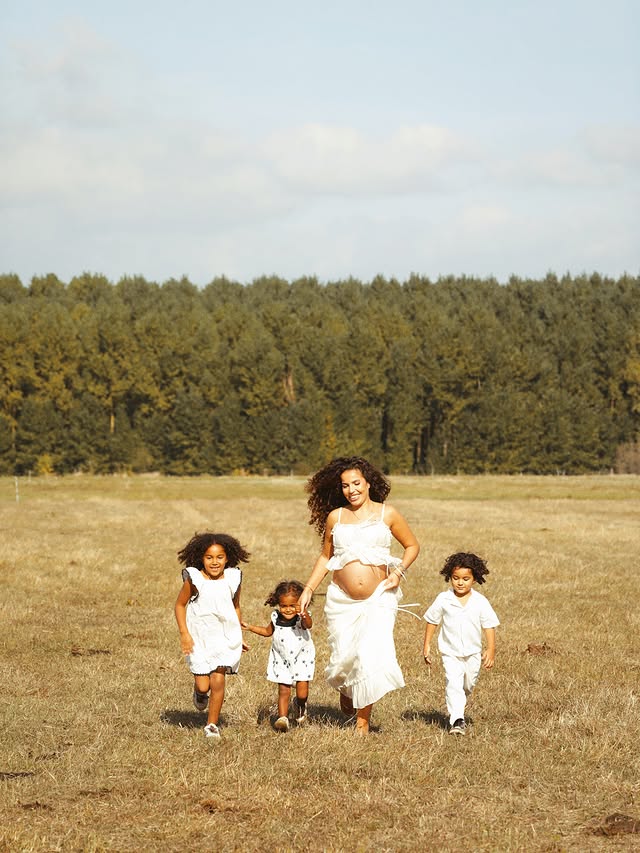J’ai pas réussi à choisir. Souvenirs pour mon bébé Sahil. Mes enfants , ma famille , ma vie. Voici le shoot de grossesse improvisé en last minute. Mais sans doute l’un de mes plus beaux shoot 🥹🥹🤍🤍🤍 merci pour tou…