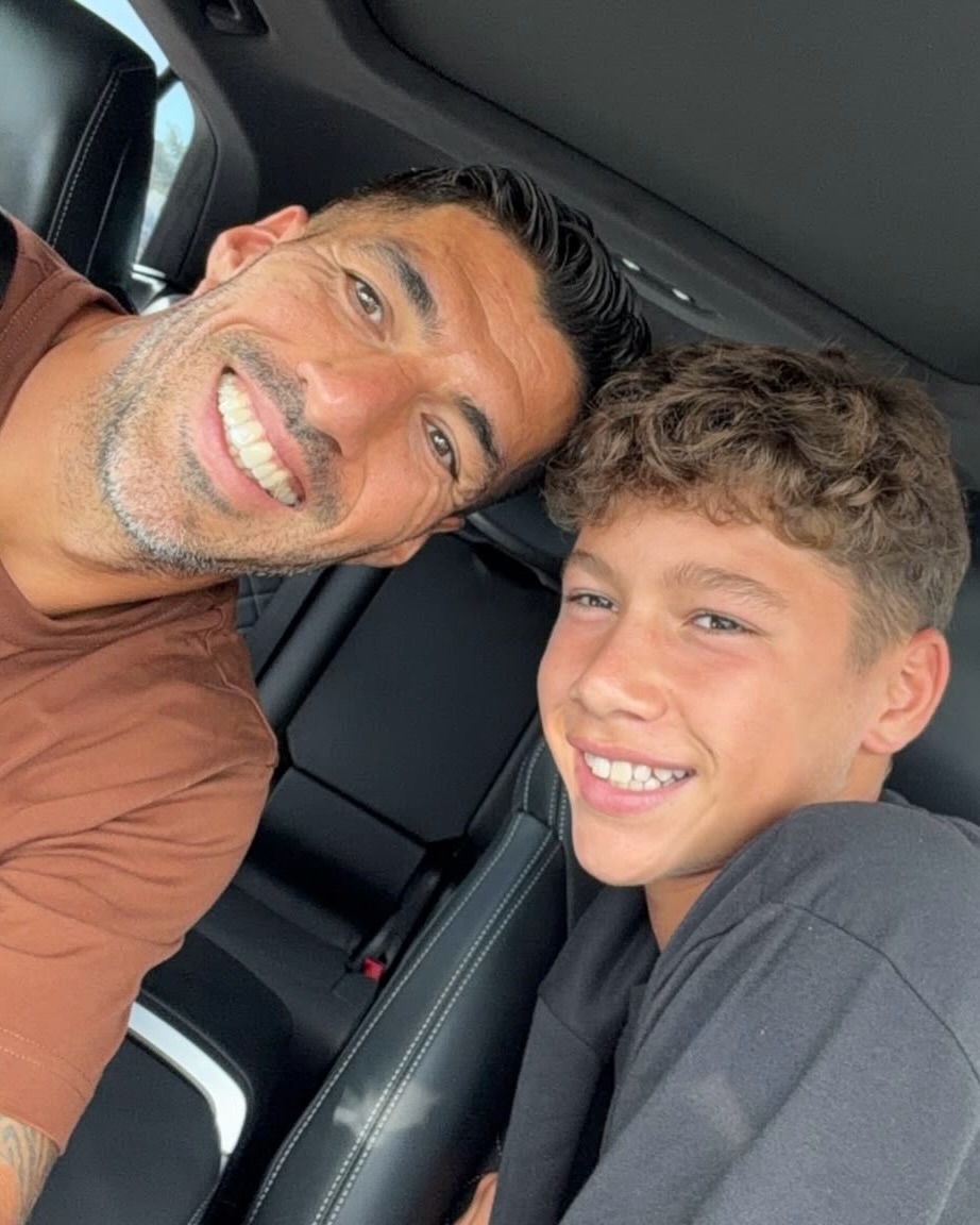 Muy feliz cumple mi rey hermoso! Por muchos más momentos así contigo mi gran amigo 🩵🧉 No dejes de ser FELIZ! TE AMAMOS MUCHO 🎂🎁