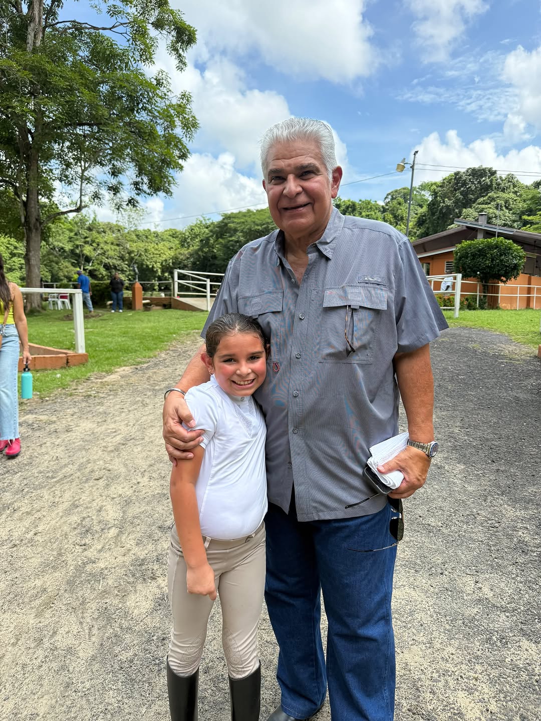 ¡Qué orgullo, Sofi! 🥇🐴🤍 Tu abuelo y yo felices de verte disfrutar y lograrlo. ¡Felicidades, mi campeona! ❤️