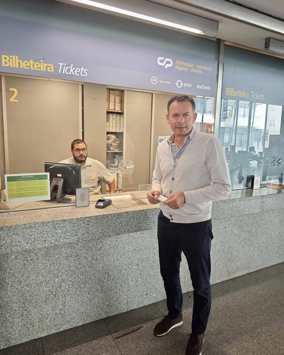 Domingo, a caminho do Porto. De comboio. Hoje, o Passe Ferroviário Verde avança mais: passa a abranger também os comboios urbanos da CP em Lisboa e no Porto. Por 20 euros por mês, é possível viajar de comboio de norte…