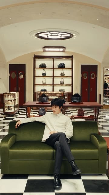 Prada Ambassador Jaehyun explores Prada Galleria: from Prada Donna to Prada Uomo through the Passaggio Segreto, the new underground passage connecting the two stores.​ The Passaggio Segreto presents an exhibition of l…