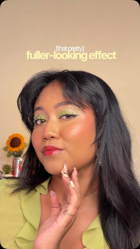 Festive fits, juicy lips and a whole lot of shine ✨ Product: 🤍SUGAR Glide Peptide Plumping Gloss Stick In frame: @swarnaliiiiiiii #SUGARCosmetics #trySUGAR #glossylips #feativeready #liplove