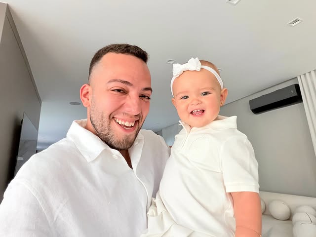 combinando com o papai 🤍 a última foto ela que tirou :)