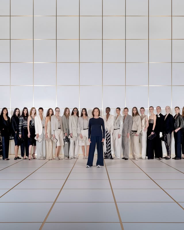 Lo stile come modo di essere, capace di evolversi attraverso nuove proporzioni, prospettive e codici familiari osservati sotto una nuova luce. Silvana Armani porta avanti il linguaggio Armani attraverso un tailoring f…