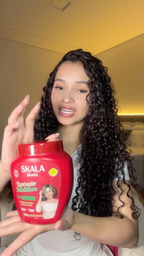 Fios soltinhos, macios e cheios de brilho! ✨ A @byesterlima apostou na linha Skala Brasil Reparação Instantânea para completar sua rotina capilar. Com Shampoo, Condicionador e Potão 2 em 1, a linha repara os danos des…