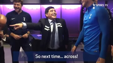 "¡TODAS ALLÁ NO, ALGUNA ACÁ!" El consejo de Maradona hacia Harry Kane, reciente ganador del Balón de Oro, en el año 2017.